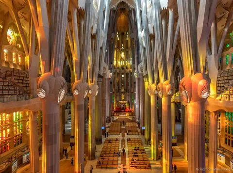 Visitante usando la app de audioguía dentro de la Sagrada Familia