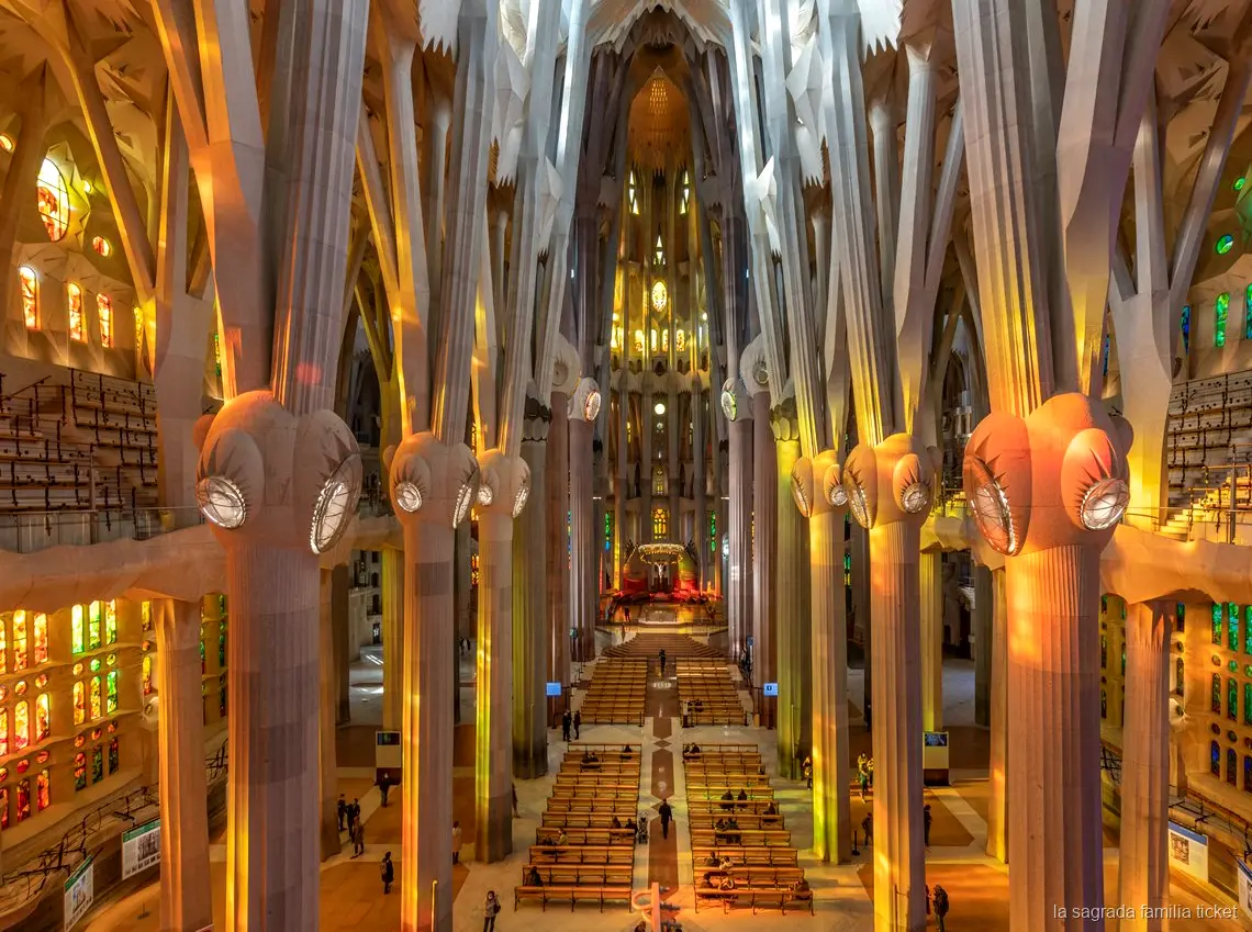 Visitante usando la app de audioguía dentro de la Sagrada Familia