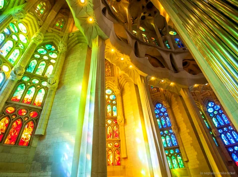 Visitante recorriendo la Sagrada Familia con audioguía a su propio ritmo