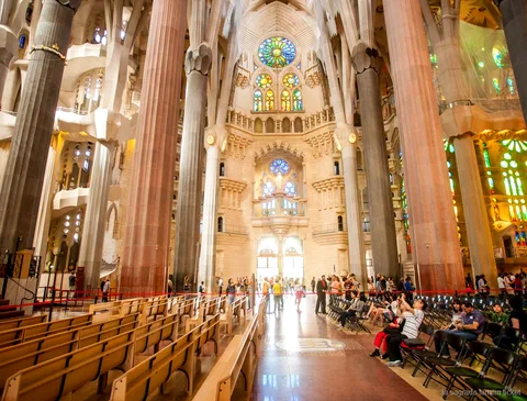 Columnas interiores de la Sagrada Familia vistas con la entrada con audioguía