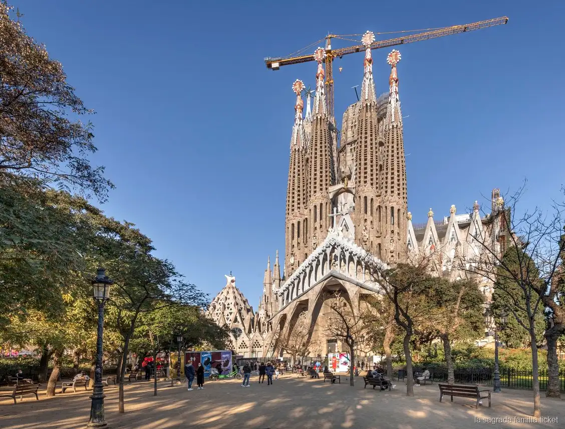Vidrieras vistas durante una visita autoguiada a la Sagrada Familia