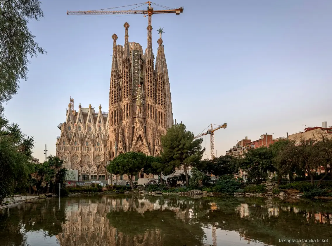 Visitante con entrada sin colas y audioguía fuera de la basílica