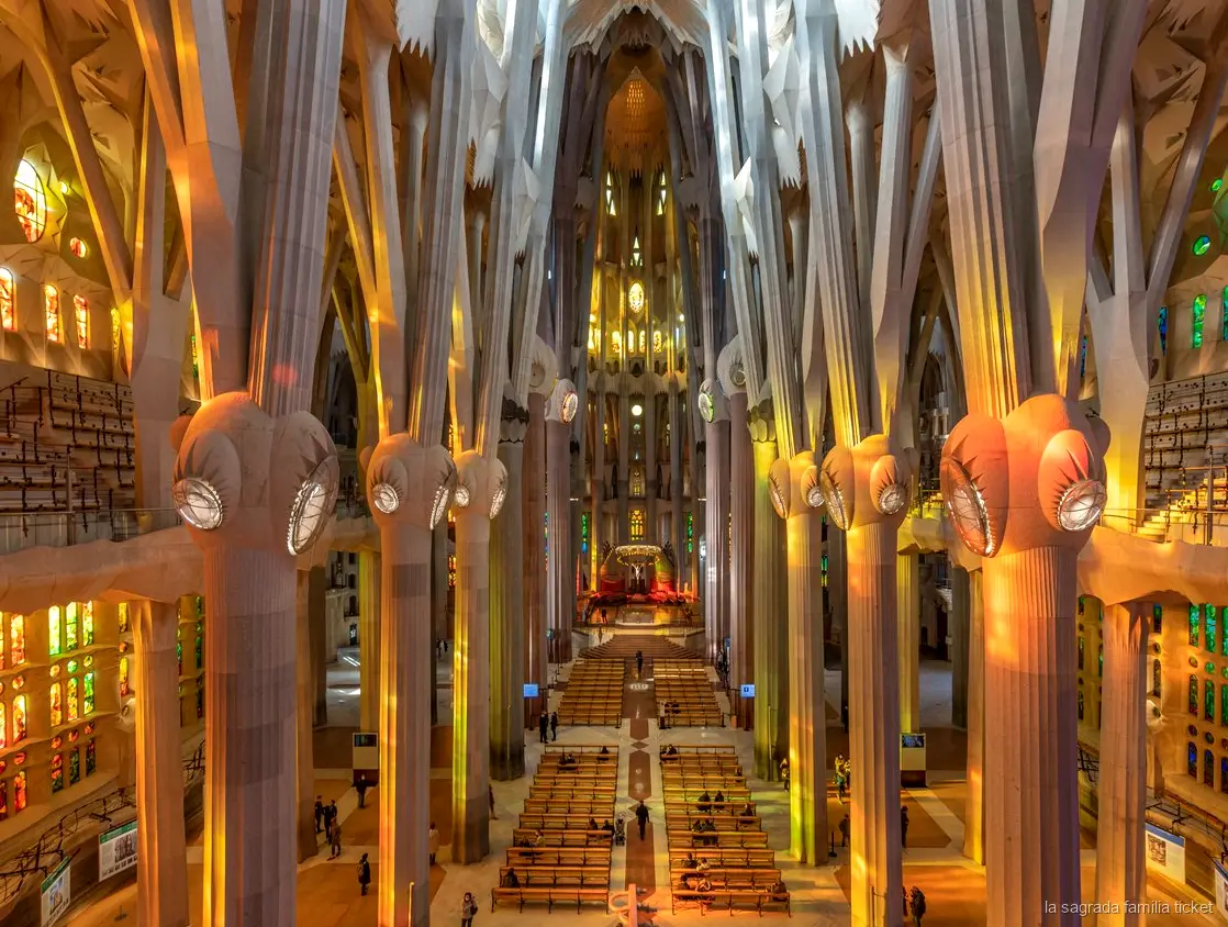 Visitatore che usa l'app di audioguida della Sagrada Familia all'interno
