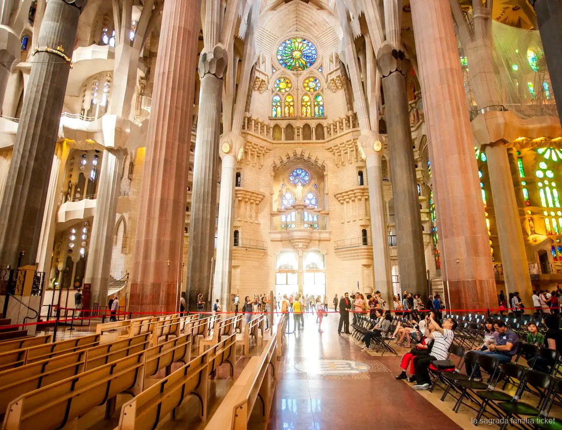 Colonne interne della Sagrada Familia viste con il biglietto audioguida