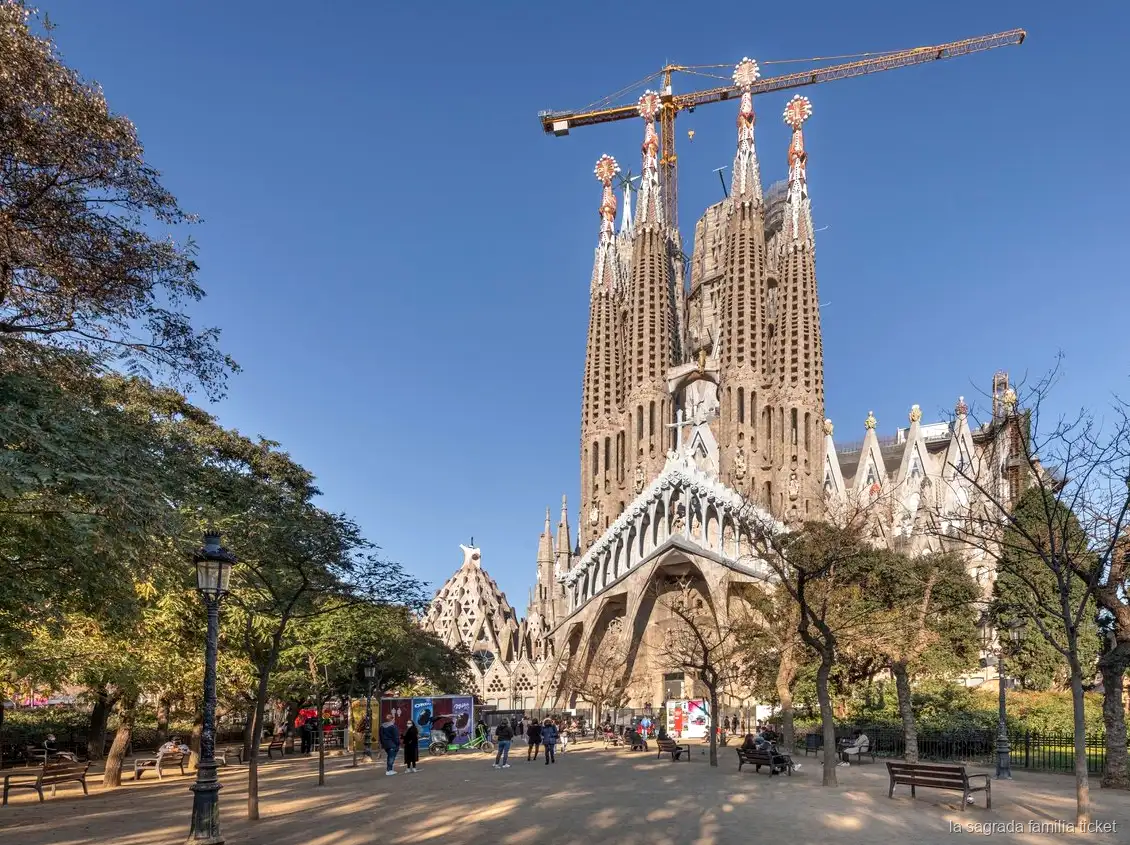 Vetrate colorate viste durante una visita autoguidata alla Sagrada Familia