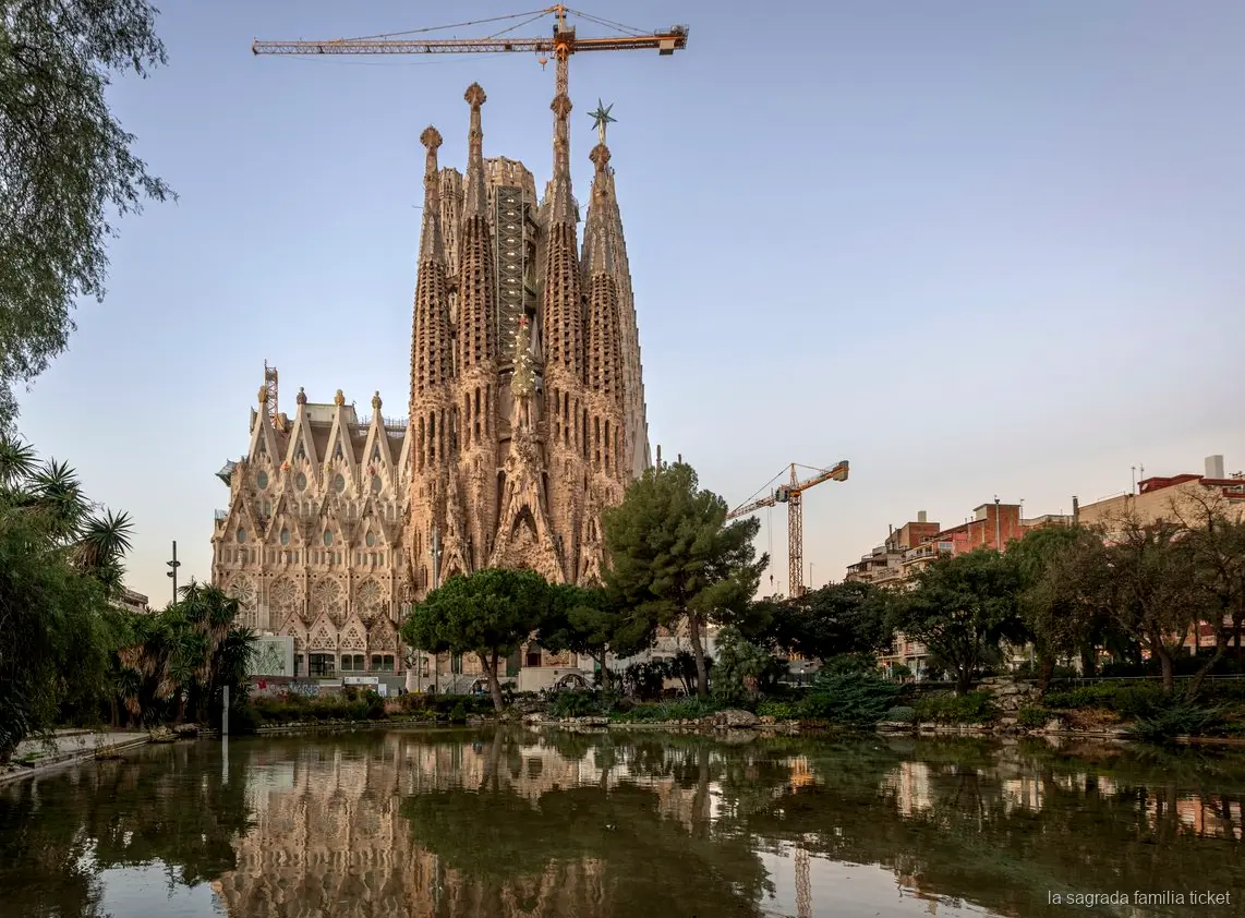 Visitatore con biglietto salta fila e audioguida fuori dalla basilica