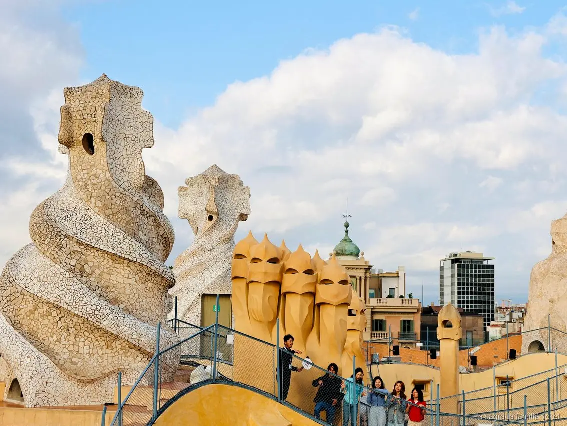 Camini sul tetto di Casa Milà durante il tour delle case di Gaudí
