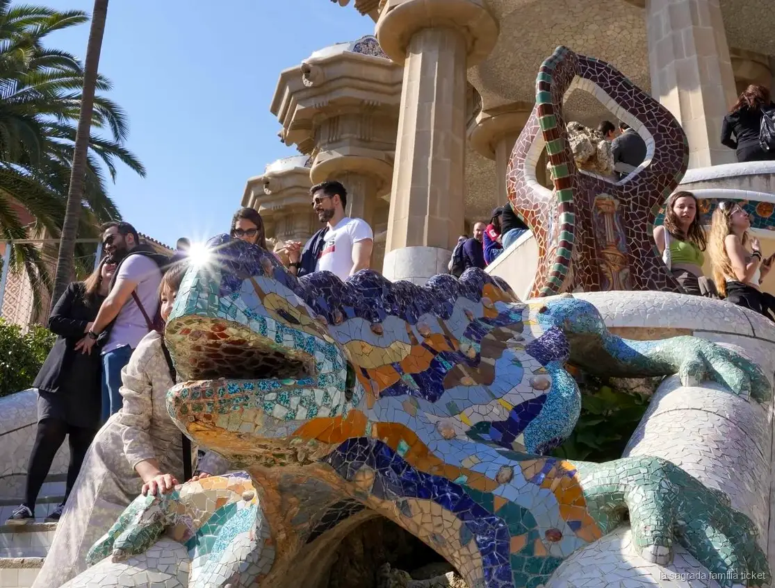 Dettagli a mosaico a Park Güell sul biglietto combinato con Sagrada Familia