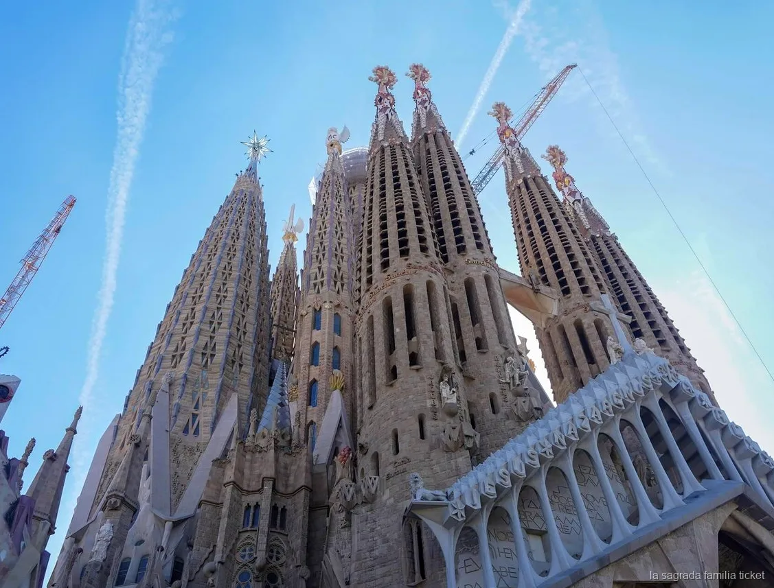 Vista su Barcellona da Park Güell sul biglietto combinato con Sagrada Familia