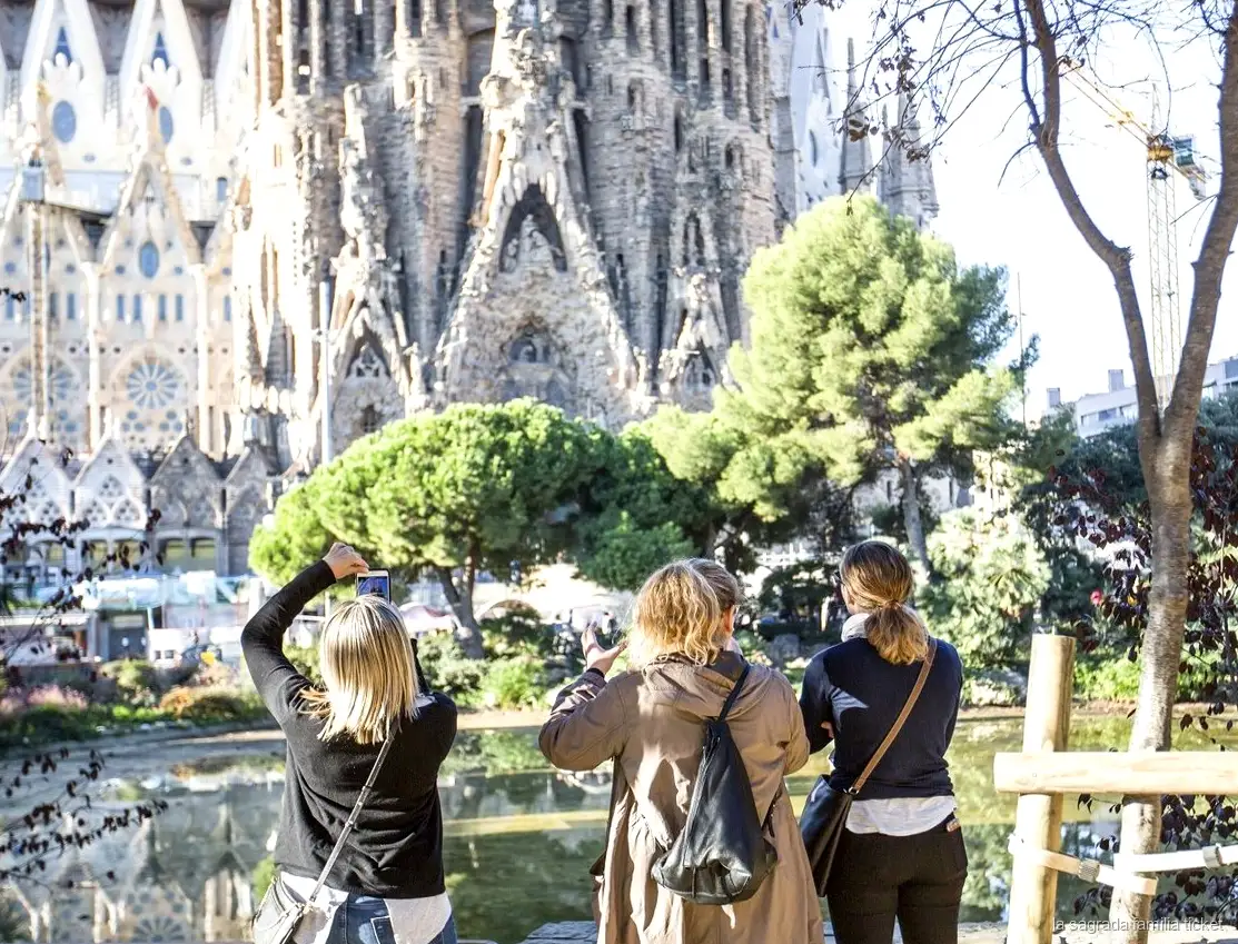 Gruppo guidato dentro la Sagrada Familia prima della salita alla torre