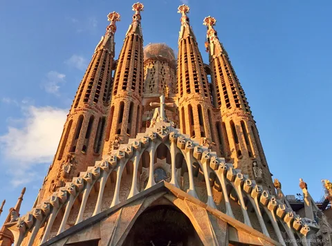 Guía frente a la basílica en el tour de fachadas de la Sagrada Familia