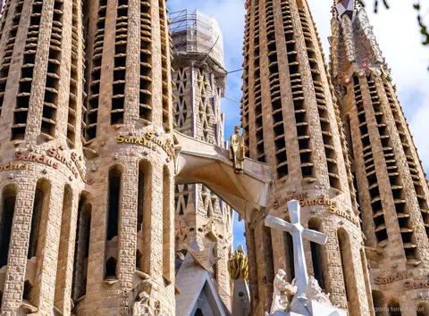 Tallas de la fachada de la Natividad vistas en el tour de fachadas de la Sagrada Familia