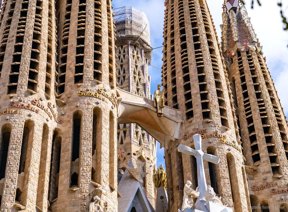 Tallas de la fachada de la Natividad vistas en el tour de fachadas de la Sagrada Familia