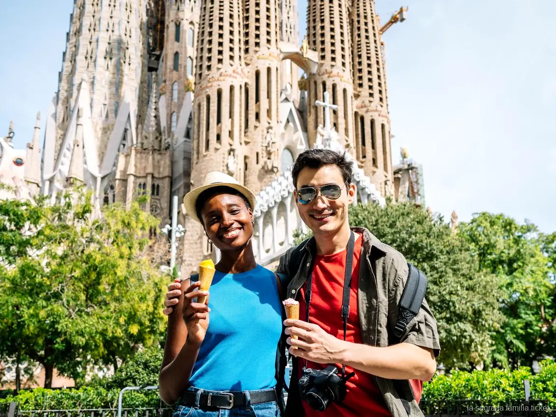 Grupo pequeño en la entrada barata para las fachadas de la Sagrada Familia