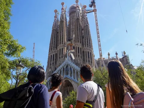 Guía llevando un tour en el combo de la Sagrada Familia y Park Güell
