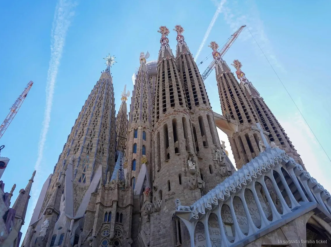 Vista sobre Barcelona desde Park Güell en el combo con la Sagrada Familia