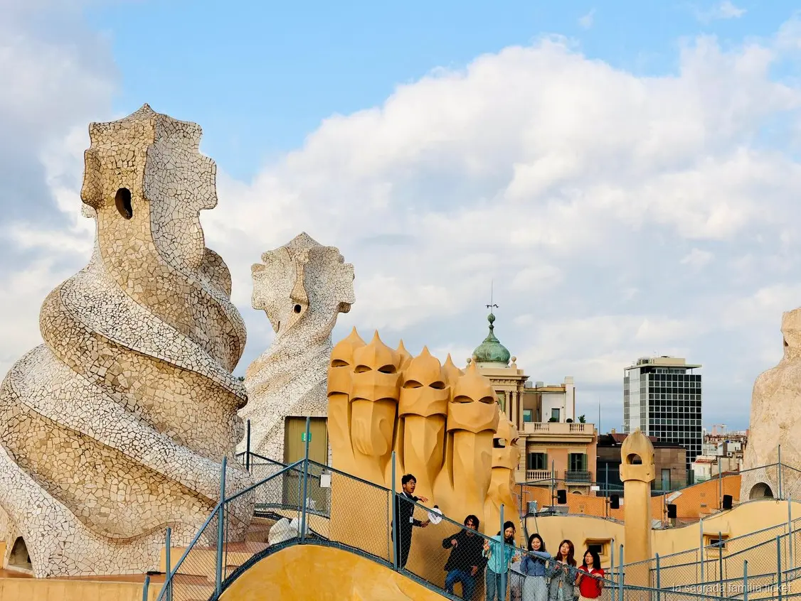 Chimeneas de la azotea de Casa Milà en el tour de las casas de Gaudí