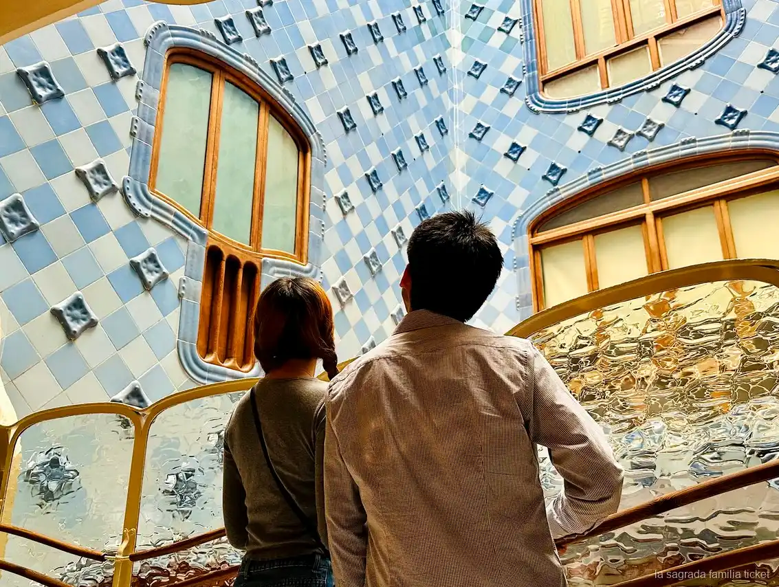 Fachada de Casa Batlló incluida en la entrada de la Sagrada Familia y casas de Gaudí