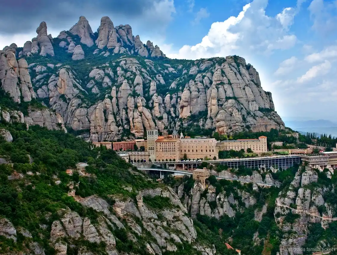 Parada sin colas en la Sagrada Familia durante la excursión a Montserrat