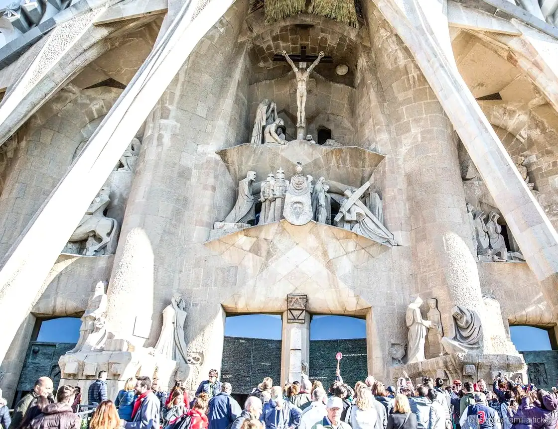 Escalera de caracol en el tour con acceso a las torres de la Sagrada Familia