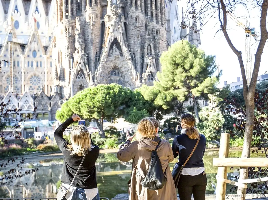 Grupo guiado dentro de la Sagrada Familia antes de la subida a la torre