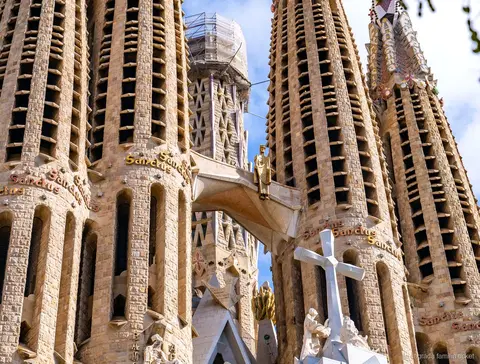 Intagli della facciata della Natività visti durante l'ingresso alla Sagrada Familia