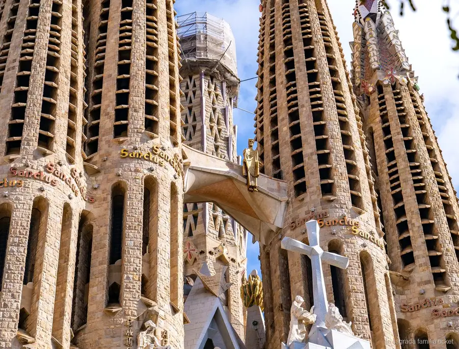 Intagli della facciata della Natività visti durante l'ingresso alla Sagrada Familia