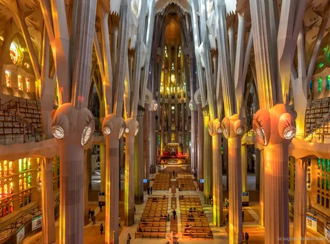 Bezoeker van de Sagrada Familia gebruikt de audiogids-app binnen