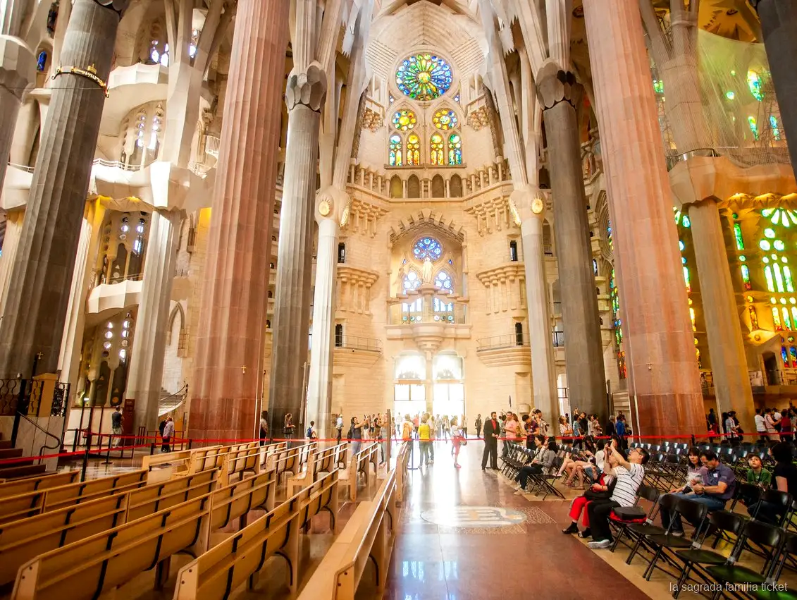 Innensäulen der Sagrada Familia beim Besuch mit dem Audioguide-Ticket
