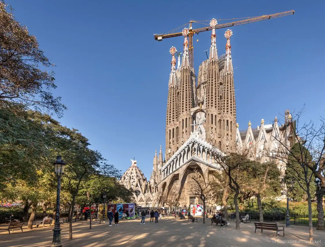 Buntglasfenster betrachtet bei einem selbstgeführten Sagrada Familia Besuch