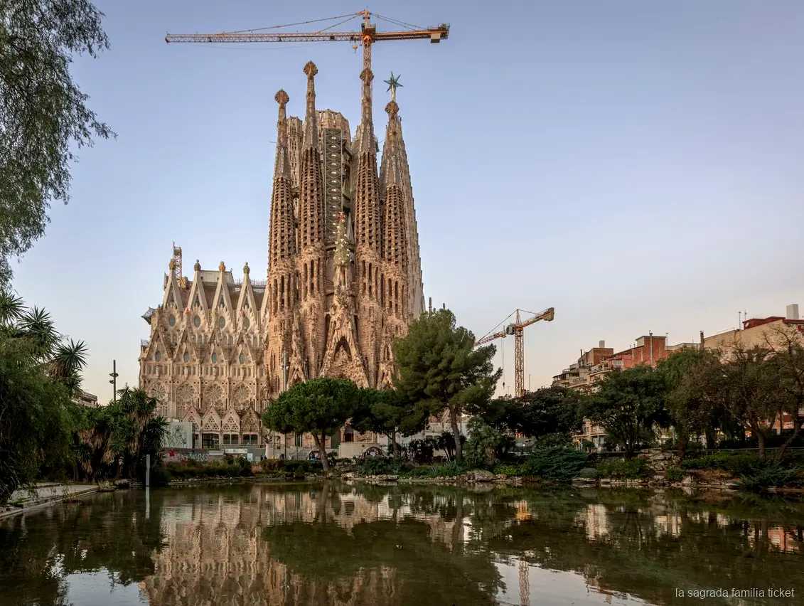 Inhaber des Skip-the-Line-Eintrittstickets vor der Sagrada Familia