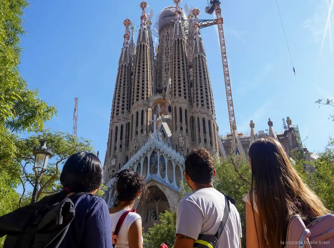 Gids leidt een rondleiding tijdens de Sagrada Familia en Park Güell combi