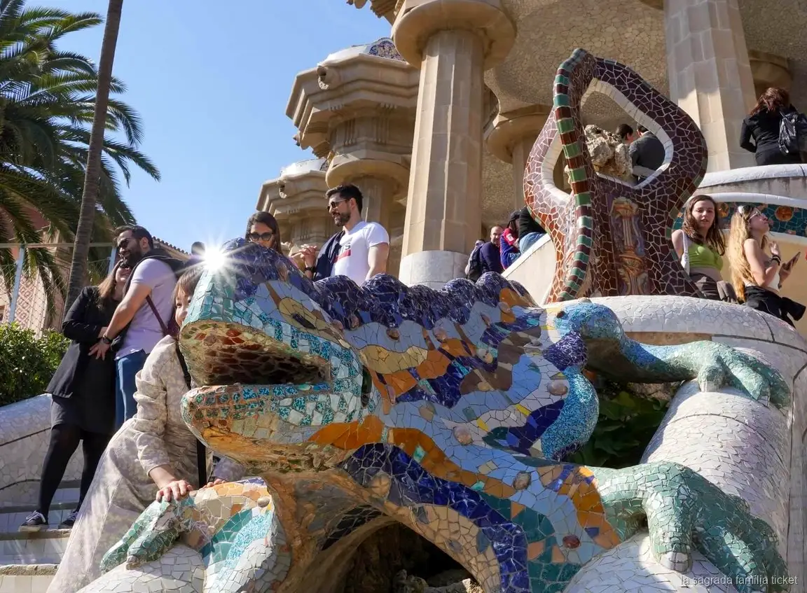 Mozaïekdetails bij Park Güell tijdens de Sagrada Familia combitour