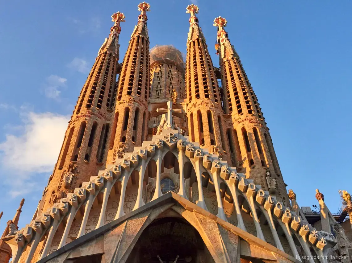 Guide leading a Sagrada Familia facade tour outside the basilica