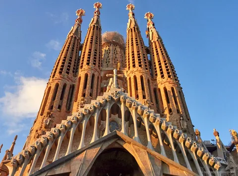 Guide führt eine Sagrada Familia Fassaden-Tour vor der Basilika