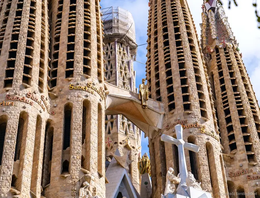 Schnitzereien der Geburtsfassade auf der Sagrada Familia Fassaden-Tour