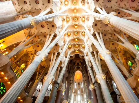 Guide führt eine Sagrada Familia Gruppe durch die Basilika