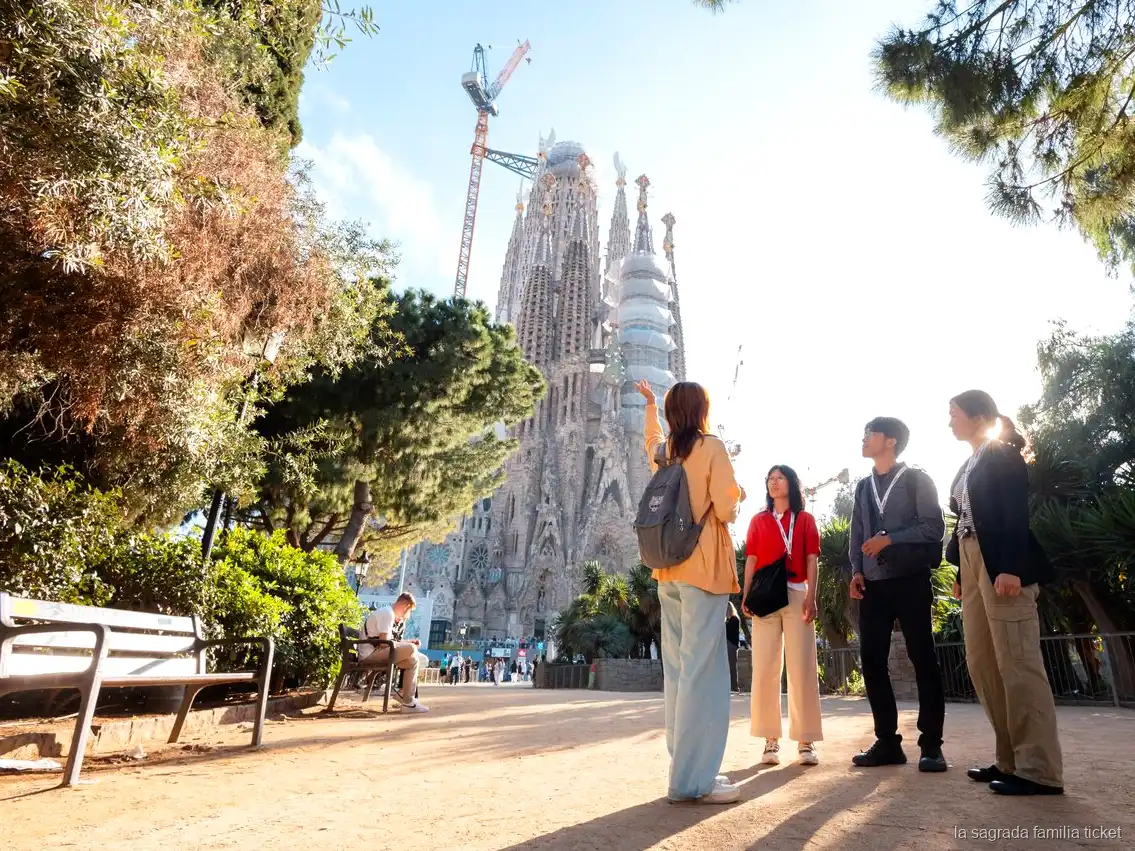 Gevel van Casa Vicens bezocht tijdens de Sagrada Familia en Gaudí huizen tour