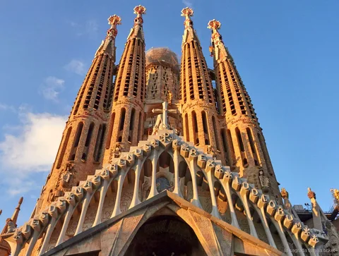 Gids leidt een Sagrada Familia gevel tour buiten de basiliek