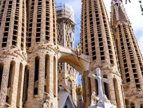 Beeldhouwwerk van de Geboortegevel gezien tijdens de Sagrada Familia gevel tour