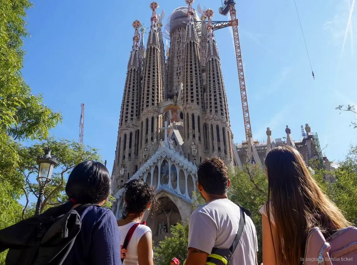 Guide leading a tour on the Sagrada Familia and Park Güell combo