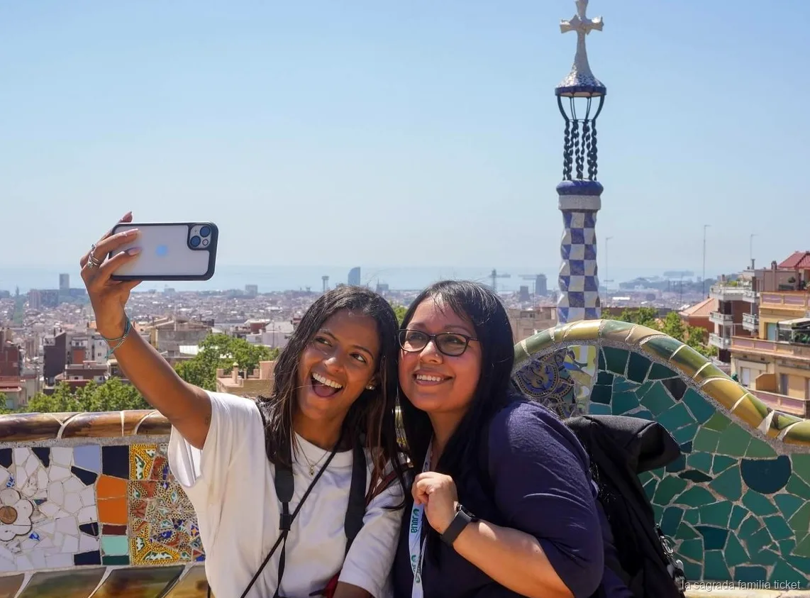 Säulen der Hypostyle-Halle im Park Güell auf der Kombitour
