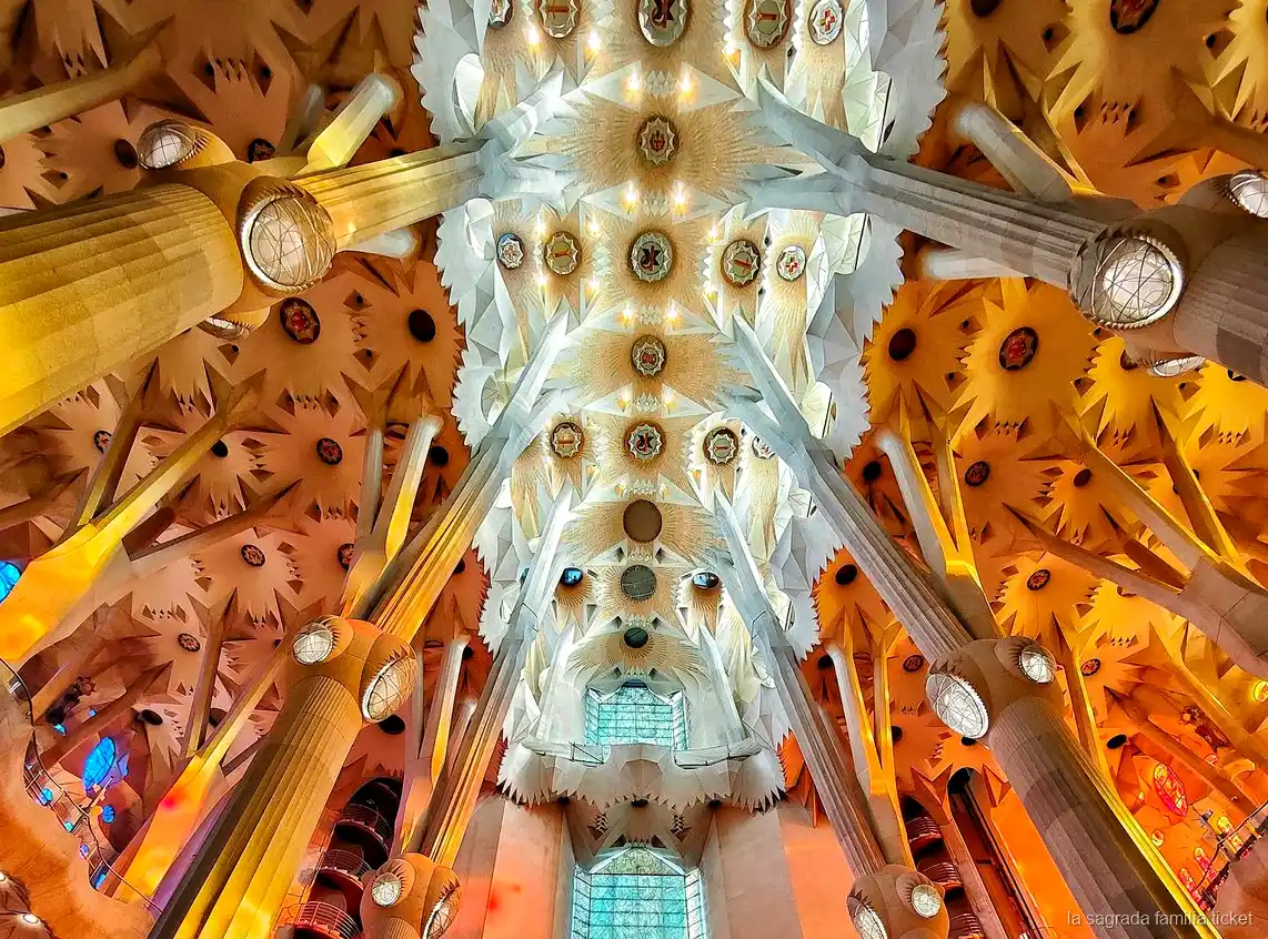 Architekten-Guide führt eine private Sagrada Familia Tour