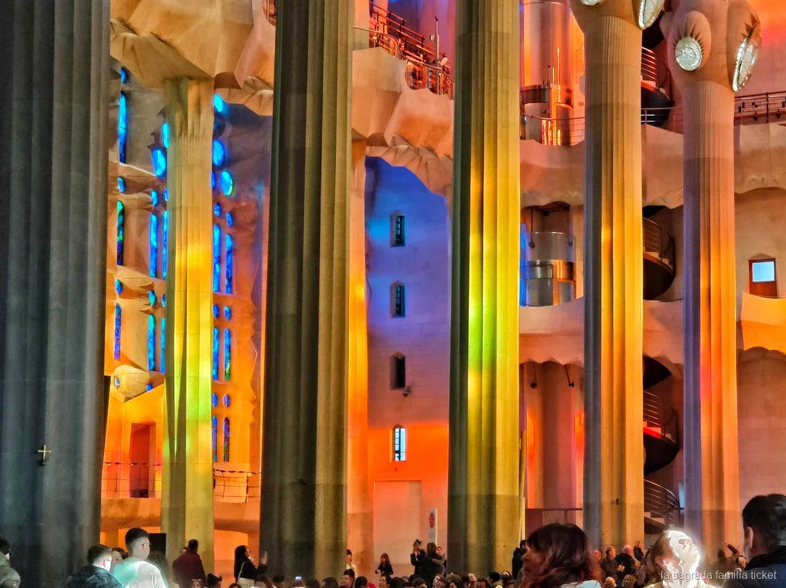 Kleine groep tijdens de Sagrada Familia privétour met een architect