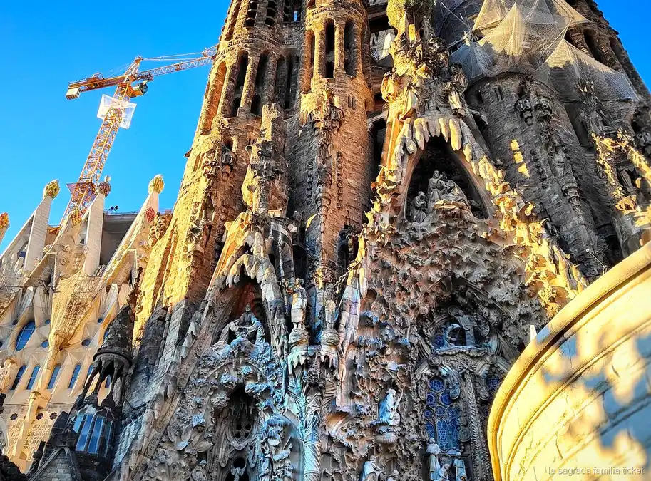 Museummodellen besproken tijdens de architectgeleide Sagrada Familia tour