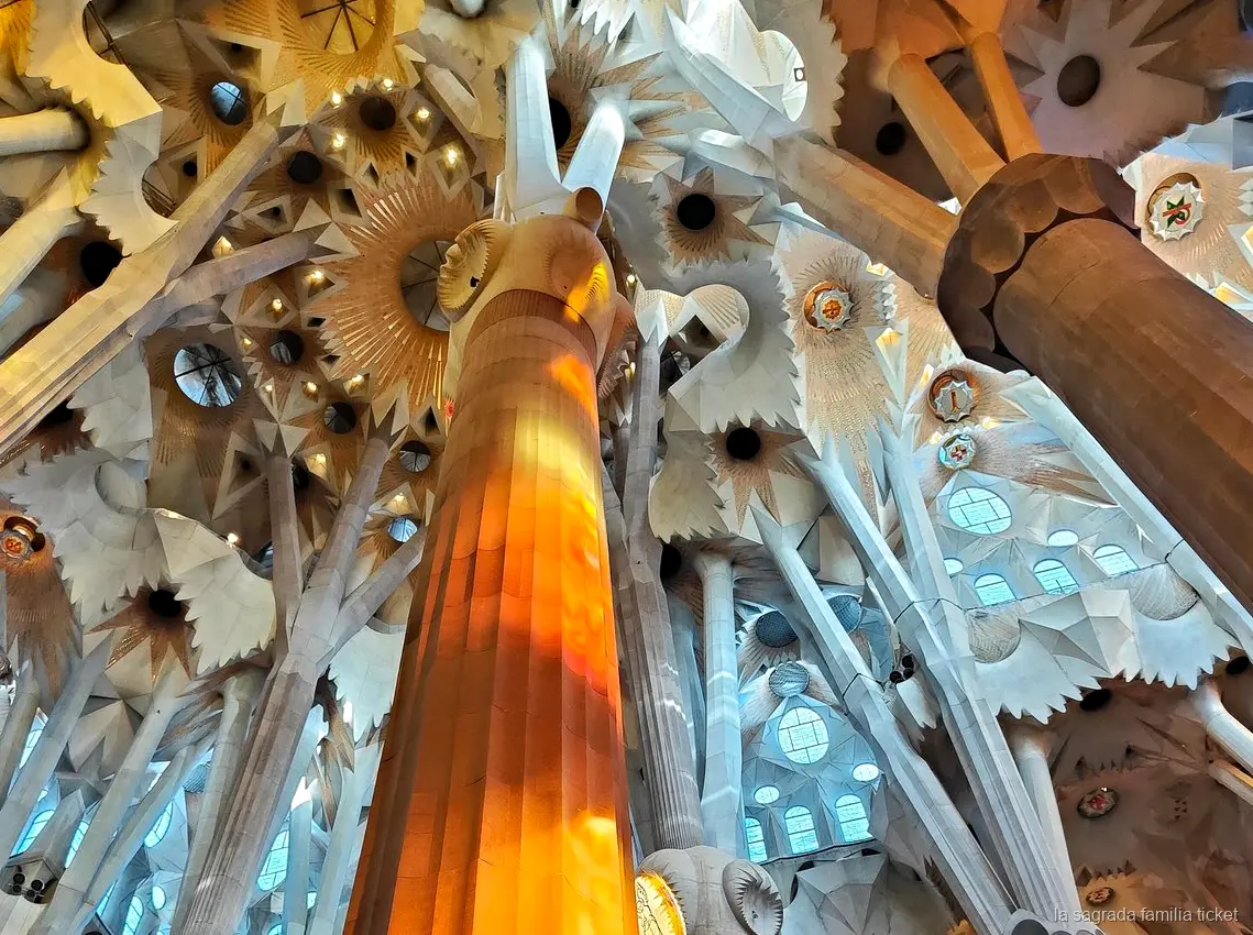 Geveldetail bekeken tijdens de Sagrada Familia privétour met architect
