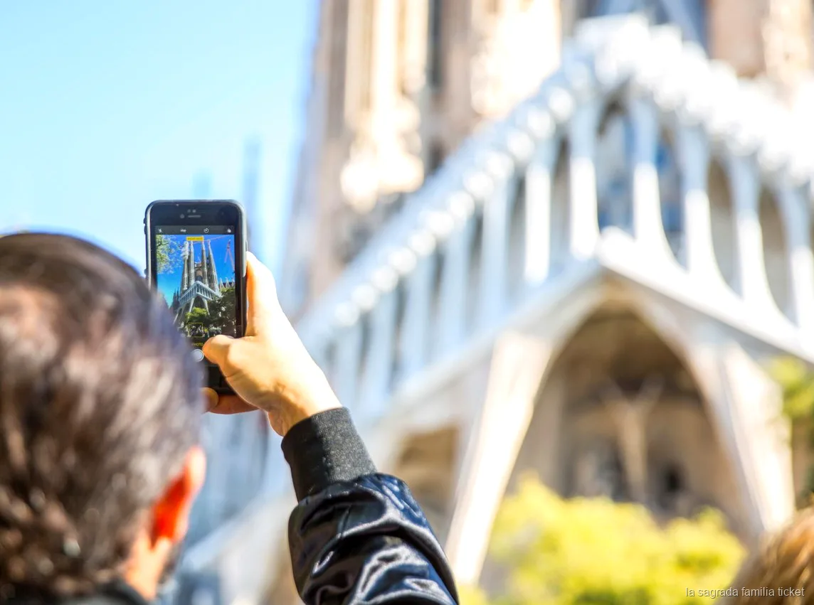 Beeldhouwwerk van de Geboortegevel tijdens de Sagrada Familia rondleiding