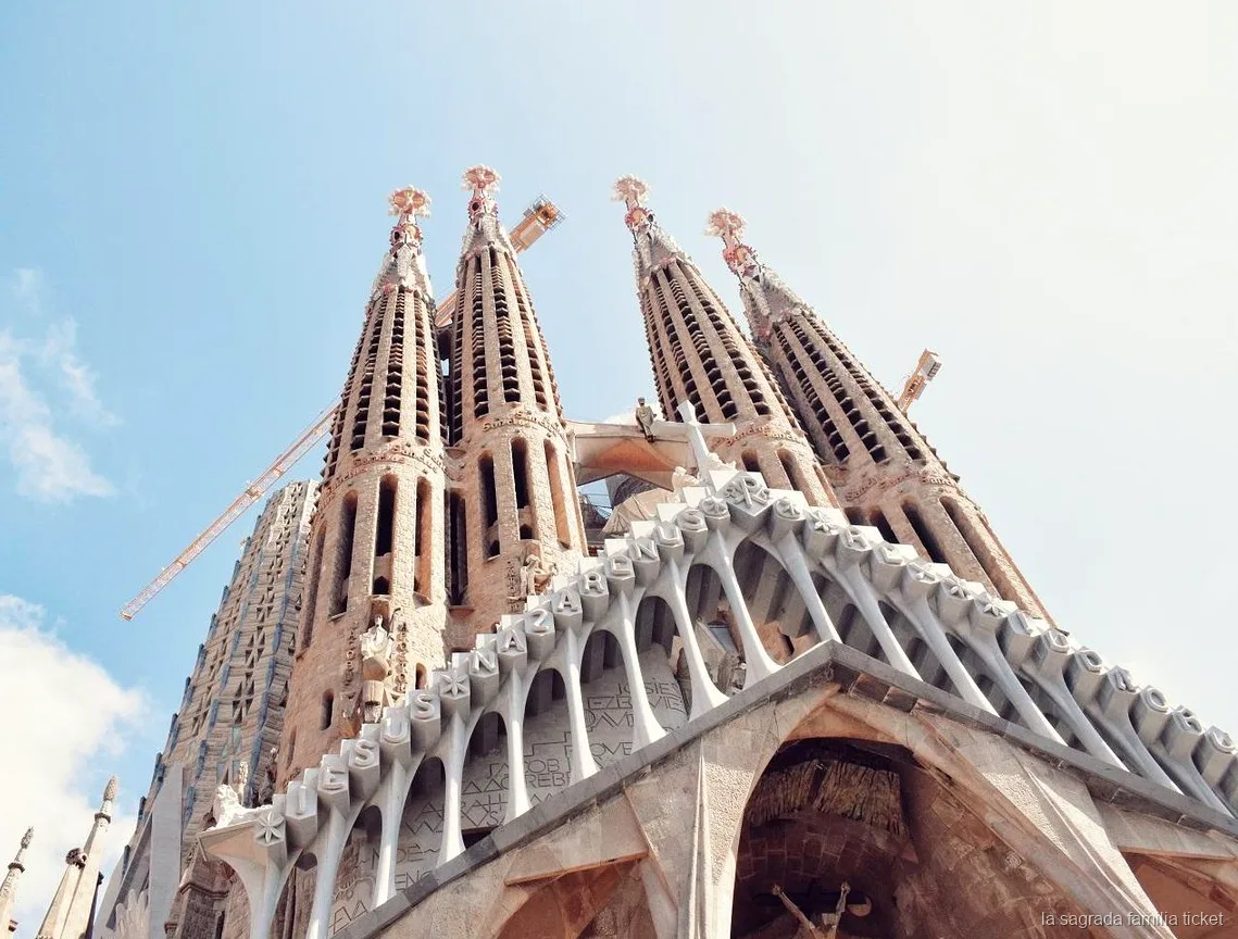 Panoramisch uitzicht over Barcelona vanaf de Sagrada Familia torens