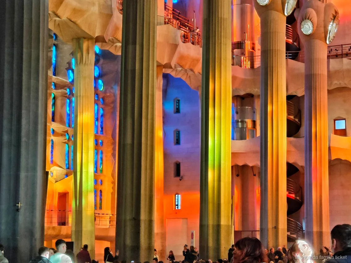 Grupo reducido en la visita guiada privada a la Sagrada Familia con arquitecto