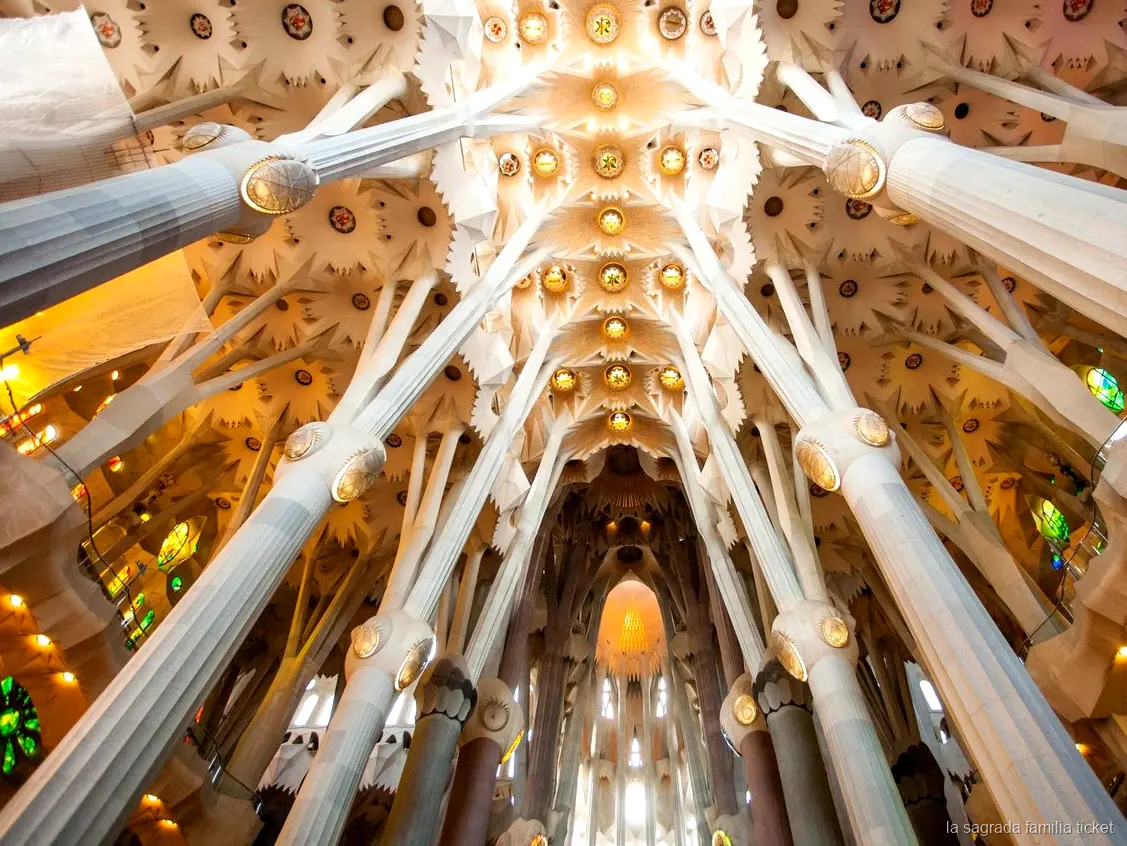 Guía llevando a un grupo en la visita guiada a la Sagrada Familia